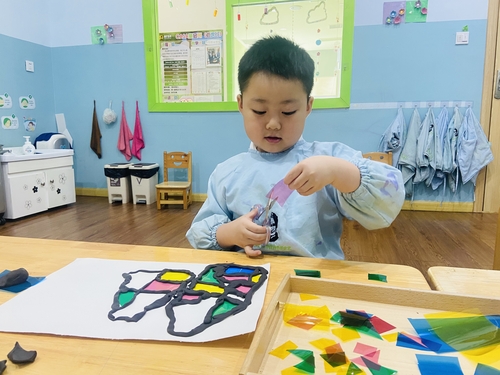 艺术畅想（24~72个月）
本课程以三原色为基础，训练孩子认识颜色的能力。通过各种手工等训练孩子的精细动作、涂、画、写的能力，训练孩子的想象力、创造力，开发孩子艺术兴趣，提升审美情趣。