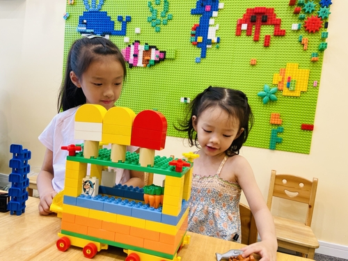 快乐建构（30~72个月）
以乐高积木为基本教具，着重培养孩子的动手能力以及创造力，让孩子在搭建过程中发展孩子的五大能力，以创造力为主，让孩子在玩中学，增强孩子的学习乐趣，在玩中获取新知识的能力，促进孩子的合作能力，发展孩子们的想象力。